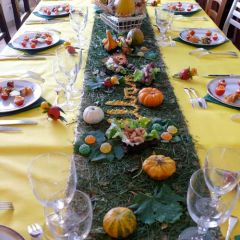 Chemin de table avec brins d'herbe collés et prénom.