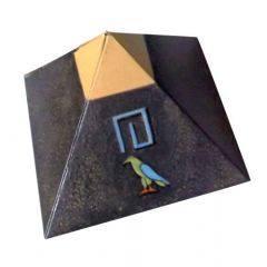 Boîte pyramidale en partie recouverte de peinture métal et servant aussi de chevalet avec les initiales en égyptien.