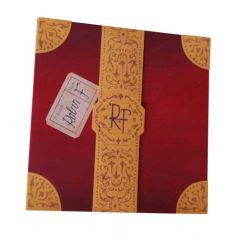 Porte- serviette imitant le livre d'Harry Potter, étiqueté du prénom du convive et bague de maintien avec ses initiales.