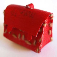 Mini cartable d'écolier à remplir, en simili cuir rouge coutures en cordage.