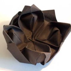 Serviette imitation tissu noire, en forme de fleur de lotus
