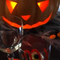 Véritable citrouille d'halloween avec découpe yeux nez et bouche.