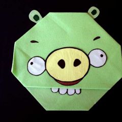 Serviette imitation tissu représentant le cochon d'Angry Birds.