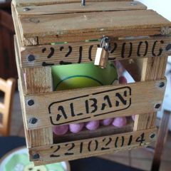 Centre de table suspendu à remplir, constitué d'une boite en bois façon transport et renfermant un cochon vert d'Angry Birds.