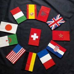 Portes-serviette représentant les drapeaux de différents pays.